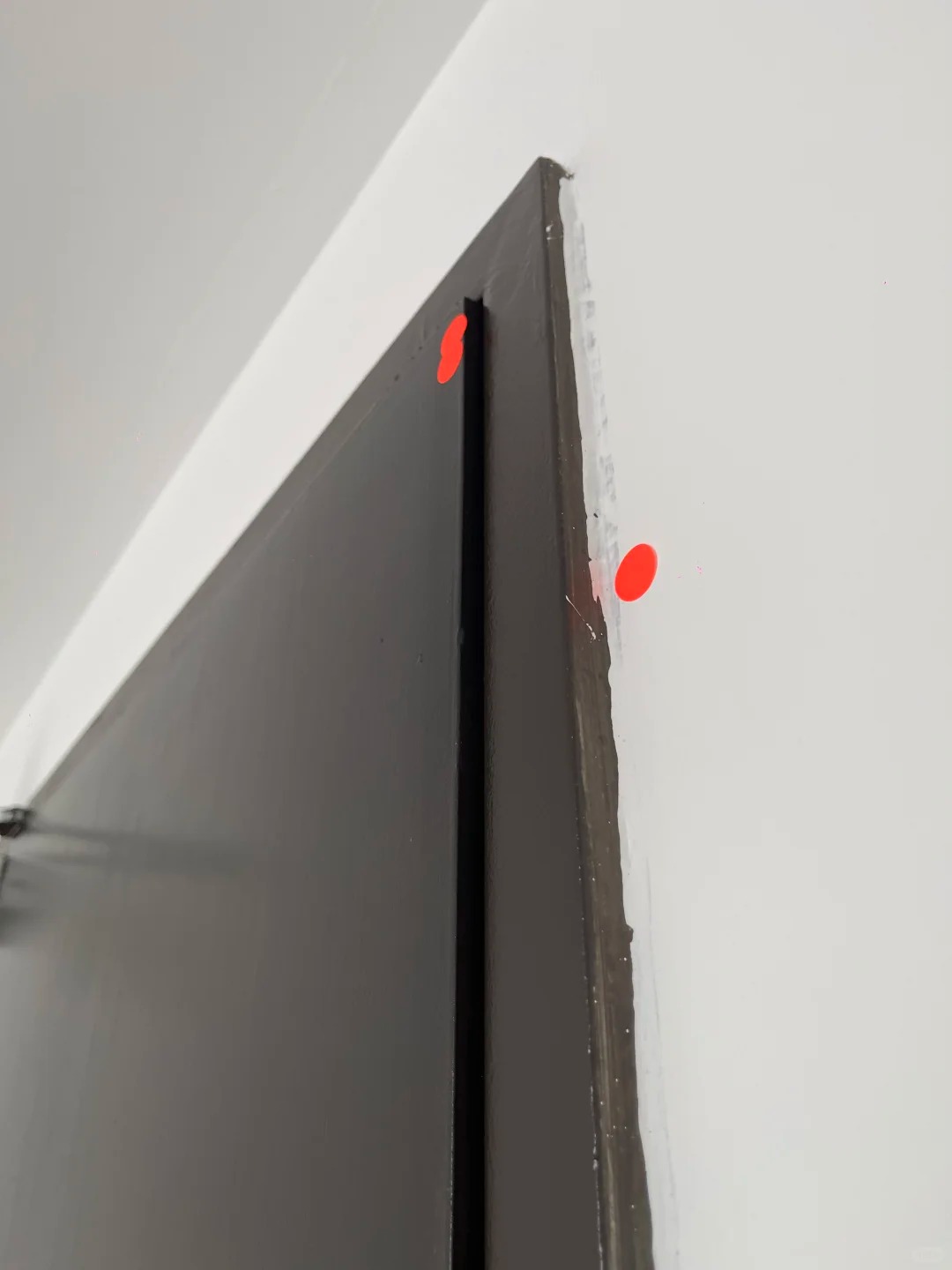 门框或窗框边缘收口不平整