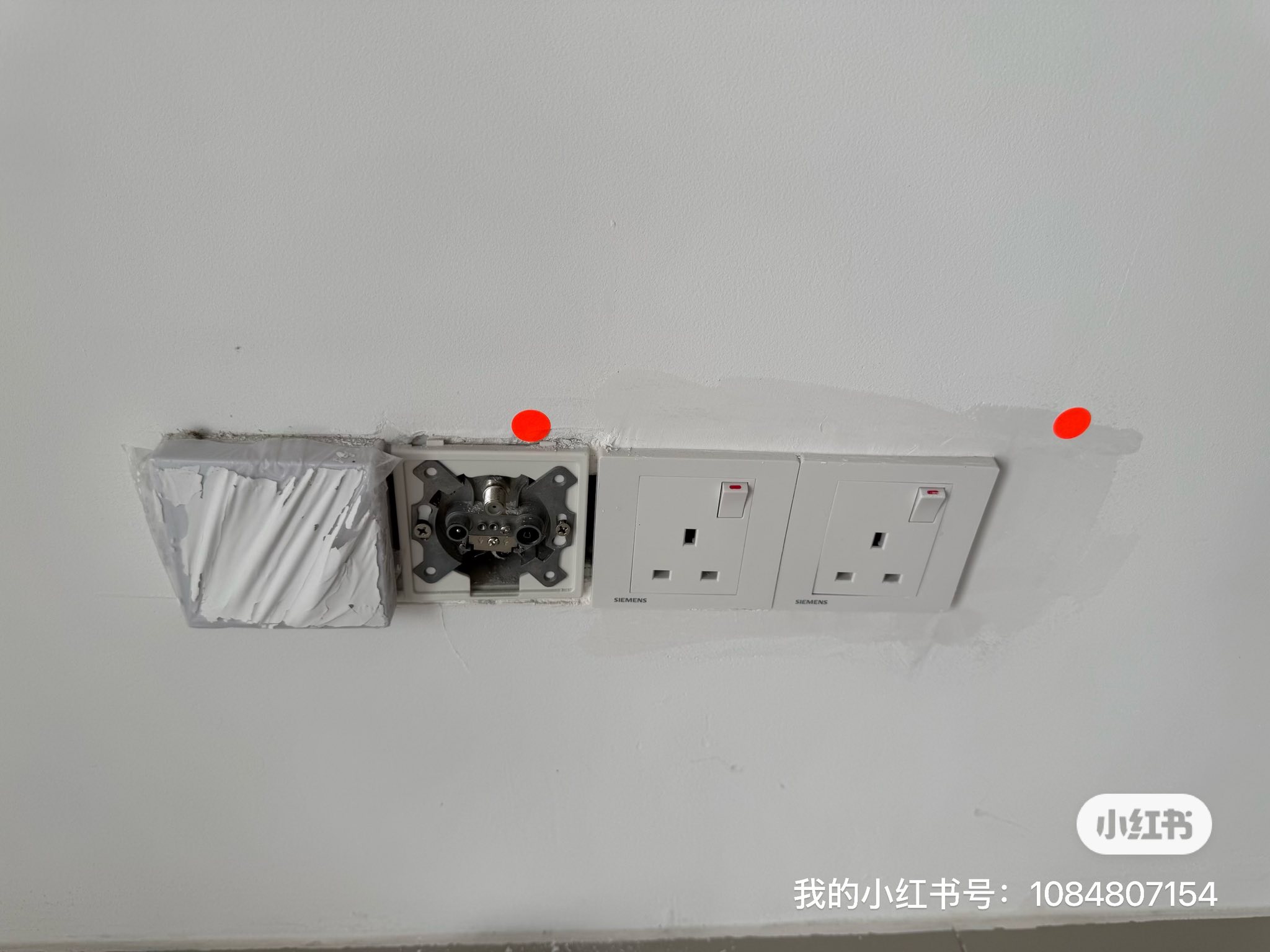 插座周围墙面收边粗糙与未完成安装